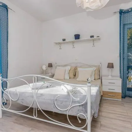 Adorable With Pool And Terrace Grižane